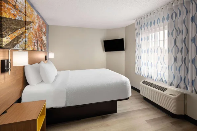 جناح ديلوكس بسرير كوين، Days Inn & Suites by Wyndham Green Bay WI. 2/7