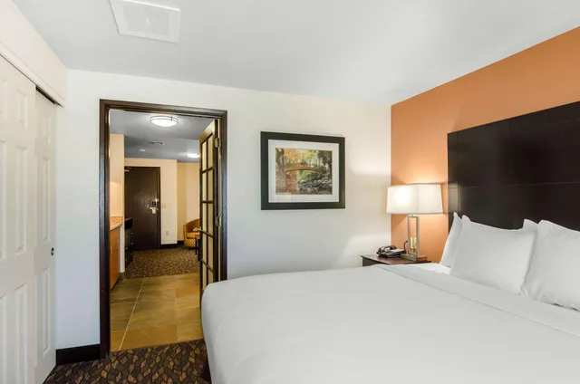 Efficiency, Suite, King Bed، Comfort Inn & Suites Ashland, OR 1/2
