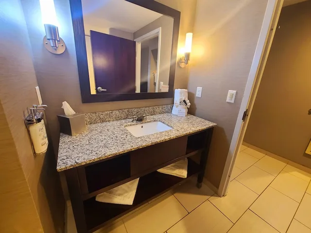 غرفة قياسية بسرير كوين، Holiday Inn Express Hotel Amp Suites Utica 2/2