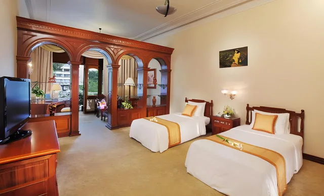 جناح جونيور، Continental Saigon 1/2