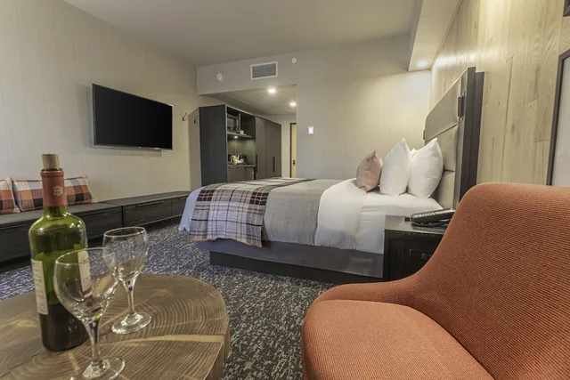 Junior, Studio, King Bed, Balcony, Peaks Hotel & Suites 10/10