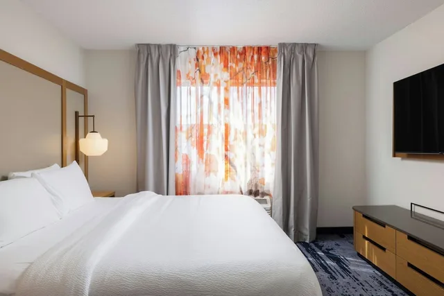غرفة تنفيذية مفردة بسرير كينج مع أريكة لذوي الإعاقة، Fairfield Inn and Suites Grand Rapids 1/4