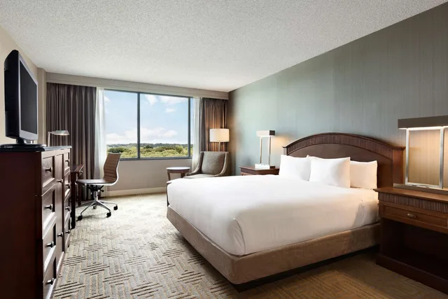 غرفة بسرير كينج بحوض استحمام لذوي الإعاقة، Hilton East Brunswick Hotel Executive Meeting Center 2/4