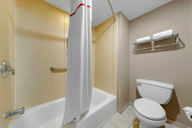 Suite, King Bed, Hot Tub, Smoking, Red Roof Inn & Suites Philadelphia - Bellmawr 4/10