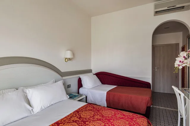 غرفة ثلاثية بسرير كوين وسرير فردي بشرفة، Hotel Caravelle 1/9