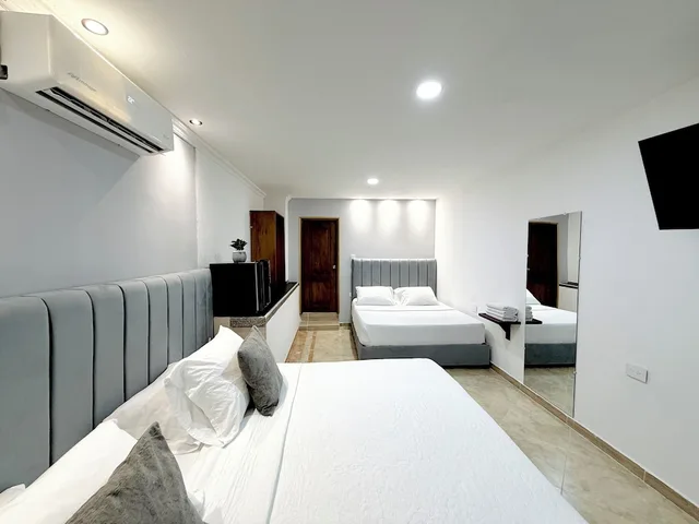Family, 1 Single and 2 Double Beds، Marie Real 1/10