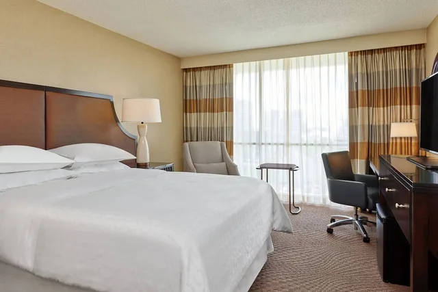 Room, Queen Bed, Accessible, Courtland Grand Hotel, Trademark Collection by Wyndham 3/5