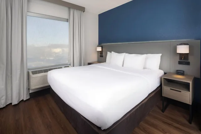 جناح بسرير كينج مع أريكة لذوي الإعاقة، Comfort Suites Outlet Center 4/10
