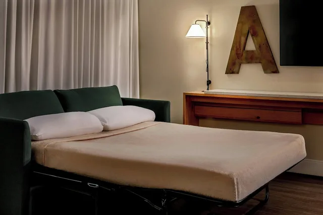 جناح بسرير كينج بغرفة نوم واحدة مع أريكة للمدخنين، Renaissance Allentown Hotel 1/5