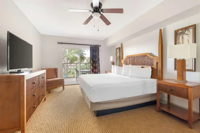 جناح بسرير كينج بشرفة بغرفة نوم واحدة مع أريكة، Hilton Vacation Club Aqua Sol Orlando West 1/2