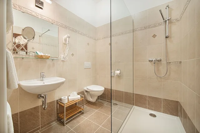 غرفة جونيور بسرير مزدوج بإطلالة على المدينة مع أريكة بحوض استحمام، Brioni Boutique Hotel 2/2