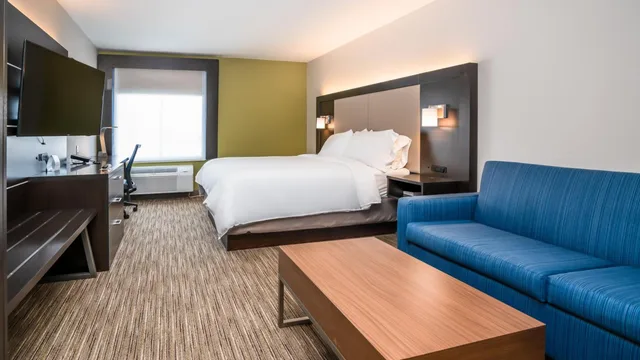 غرفة قياسية بسرير كينج مع أريكة، Holiday Inn Express Hotel And Suites Coon Rapids Blaine Area 2/2