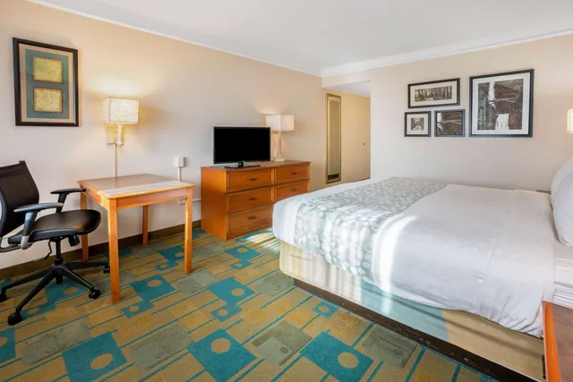 Room, King Bed, Accessible, La Quinta Inn & Suites by Wyndham Seattle Sea-Tac Airport 6/10