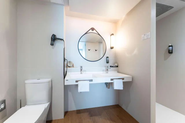 جناح بسرير كينج بشرفة مع أريكة بمنطقة جلوس، Best Western Premier Masqhotel 6/6