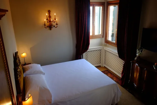 غرفة سوبيريور ركنية بسرير كوين بإطلالة على القناة، Hotel La Calcina 1/3