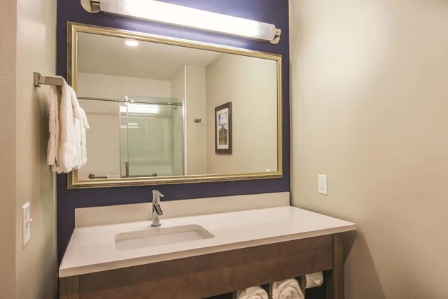 غرفة بسرير كينج لذوي الإعاقة، La Quinta Inn Suites By Wyndham Kingman 4/5