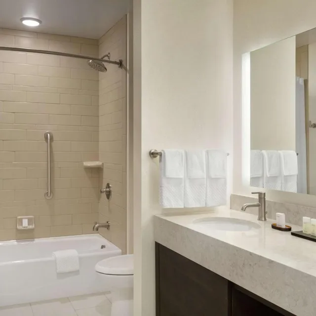 جناح بسريرين كوين بغرفتين مع أريكة لذوي الإعاقة، Embassy Suites by Hilton Syracuse Destiny USA 1/8