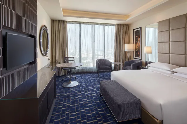 غرفة تنفيذية بسرير كينج بشرفة، Renaissance Bengaluru Race Course Hotel 5/10