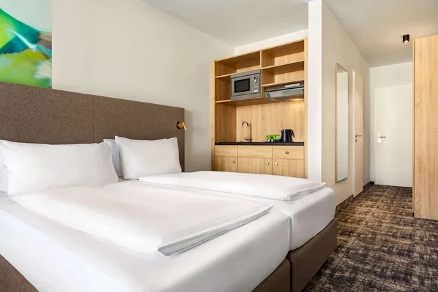 غرفة قياسية بسريرين منفصلين بمطبخ صغير، Wyndham Garden Munich Messe 1/7