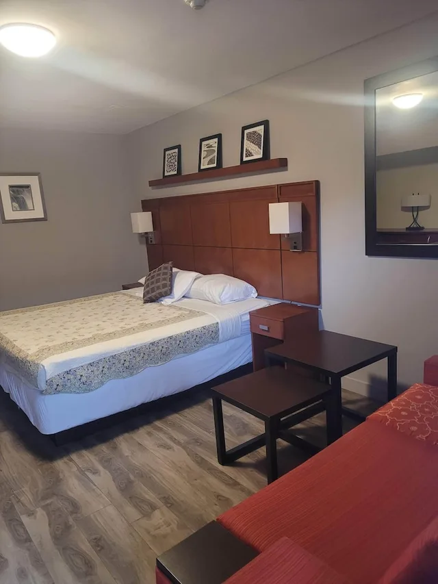 Suite, King Bed, Hot Tub, 7 Nights Stay 1/5