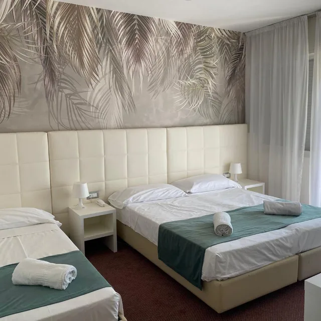 غرفة ثلاثية، Hotel Eros 6/10