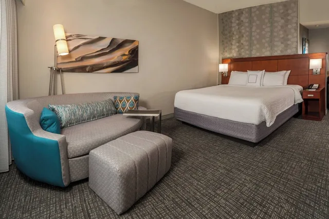غرفة بسرير كينج مع أريكة، Courtyard Hagerstown 1/3
