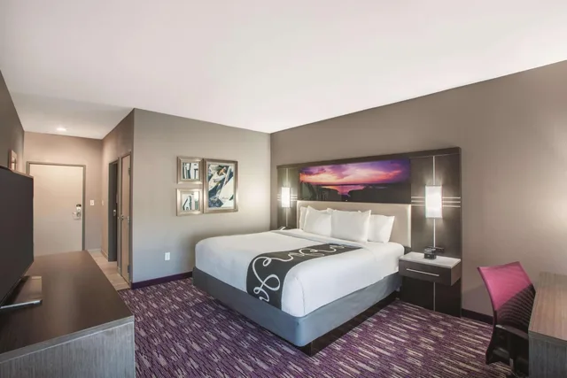 غرفة بسرير كينج بحوض استحمام لذوي الإعاقة، La Quinta Inn And Suites By Wyndham Kingsville 1/5