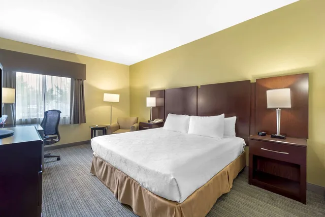 Room, King Bed, Golf Course View، Best Western Plus Plaza by the Green 3/6