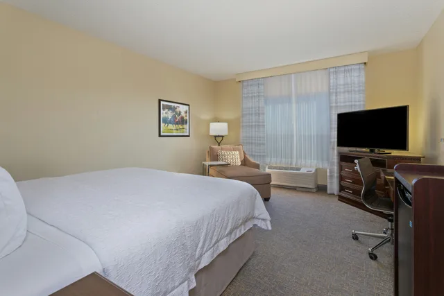 غرفة بسرير كينج، Hampton Inn and Suites Wellington 1/2