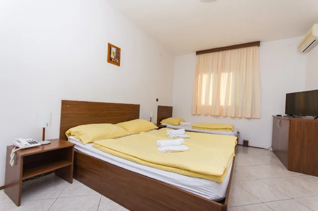 غرفة ثلاثية بسرير كوين بشرفة، VILLA KATARINA 1/10
