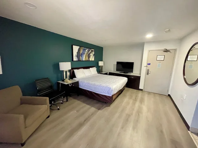 غرفة قياسية بسرير كينج، Portside Inn & Suites 2/6