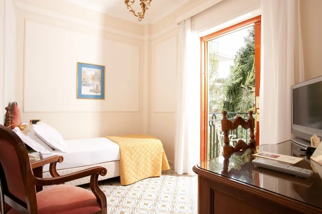 غرفة مفردة بشرفة، Grand Hotel De La Ville 4/7
