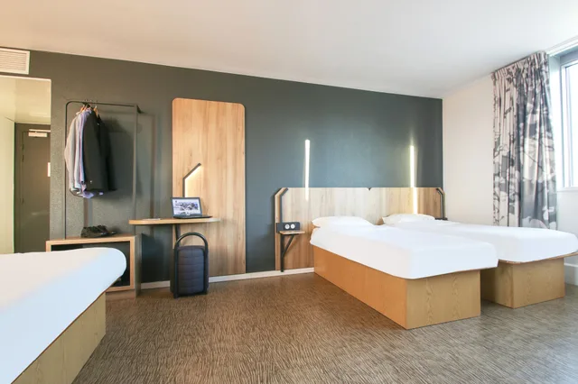 Room, Quadruple, Double and Twin Beds, B&B Hotel Reims Bezannes 1/3