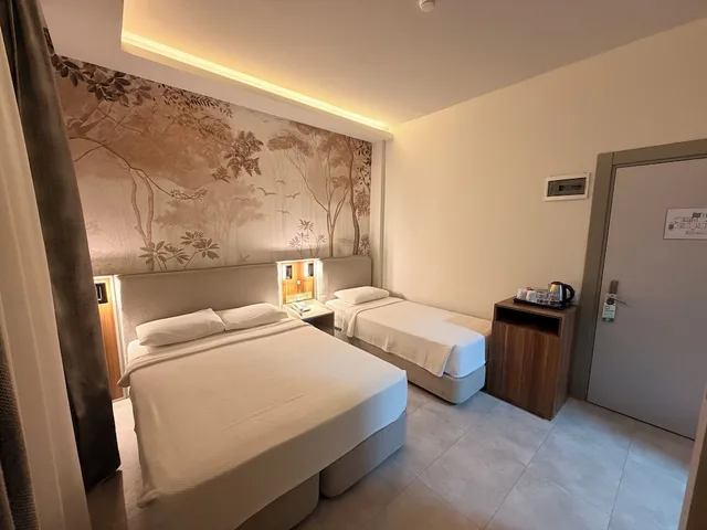 غرفة قياسية ثلاثية بسرير مزدوج وسرير فردي، Ida Hotel 3/7