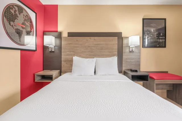 Room, Twin Beds, Ramada By Wyndham Minneapolis Golden Valley 5/8