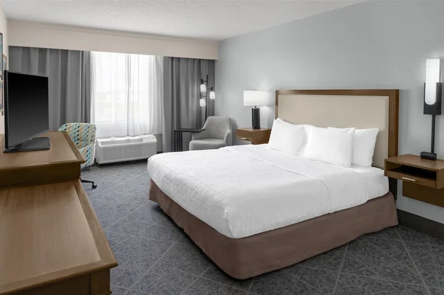 غرفة قياسية بسرير كينج مع أريكة لذوي الإعاقة، Hampton Inn Fort Lauderdale/Downtown Las Olas 2/10