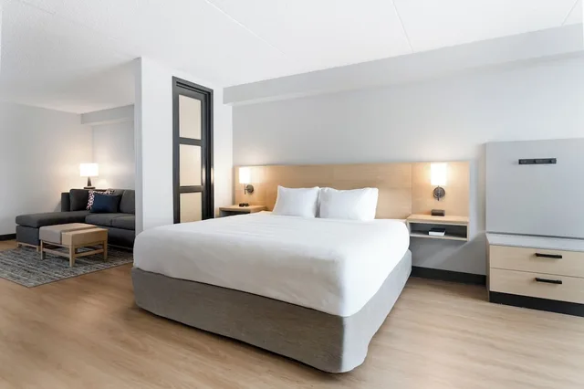 غرفة بسرير كينج مع أريكة في طابق مرتفع، Hyatt Place College Station 1/6
