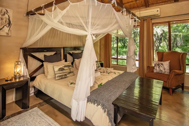 جناح شهر العسل بسرير كينج، Thornhill Safari Lodge 3/4