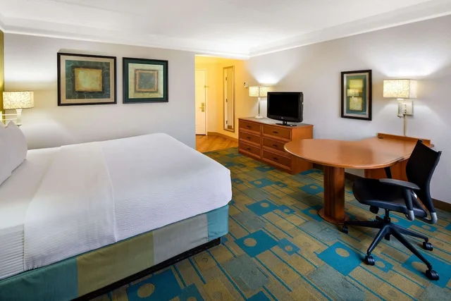 Room, King Bed, La Quinta Inn and Suites by Wyndham Greenville Haywood 4/6