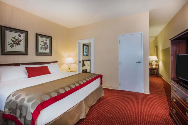 غرفة بسرير كينج لذوي الإعاقة، Ramada by Wyndham Ligonier 3/4