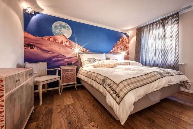 جناح بسرير كوين بشرفة بغرفة نوم واحدة مع أريكة، Home Hotel Arosa 1/2