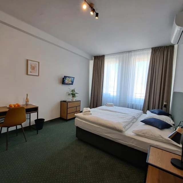 Komfort Double or Twin with AC، Legie Hotel 1/10