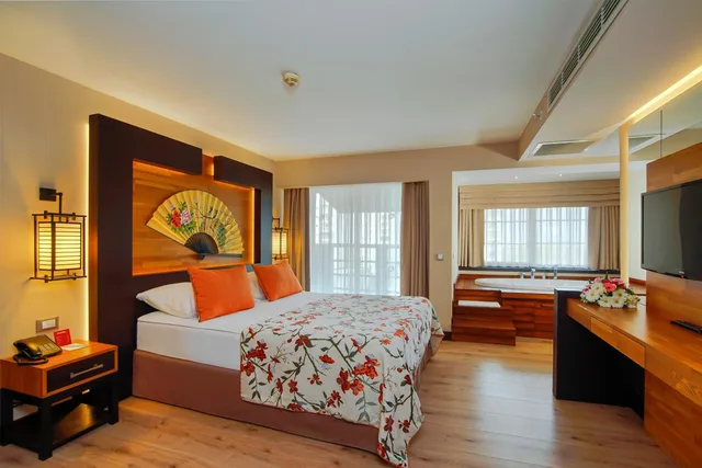 جناح عائلي بجاكوزي، Limak Lara De Luxe Hotel and Resort 1/10