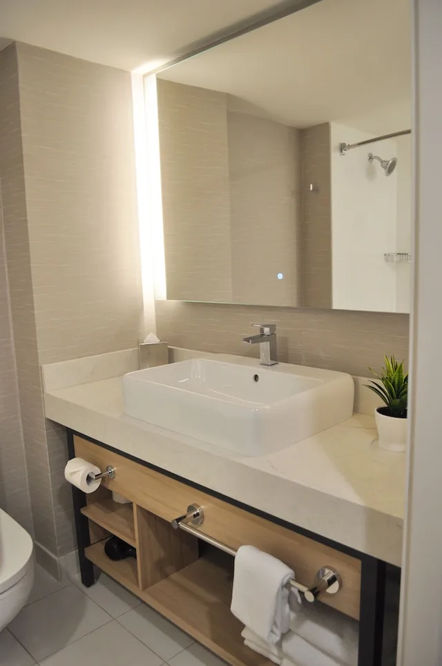 Renovated, King Bed, Harbour View، Pinnacle Vancouver Harbourfront (Ex Renaissance) 3/4