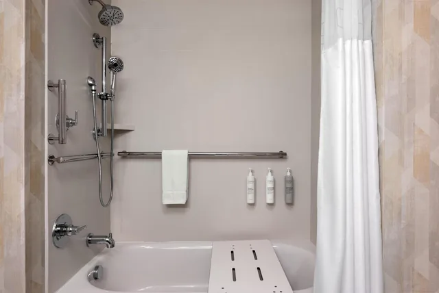 غرفة بسريرين كوين بحوض استحمام لذوي الإعاقة، Hampton Inn & Suites Cadillac 3/3