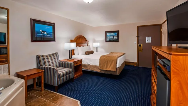 غرفة بسرير كوين بإطلالة على البحر، Best Western Valdez Harbor Inn 2/3
