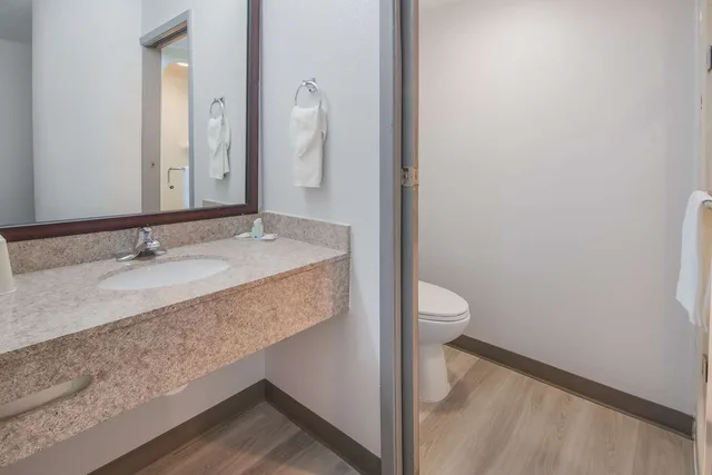 غرفة بسريرين مزدوجين، Quality Inn and Suites Richardson-Dallas 5/5