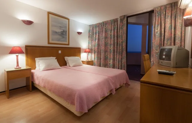 غرفة بفراش فوتون وسريرين منفصلين، Monica Isabel Beach Club 3/4