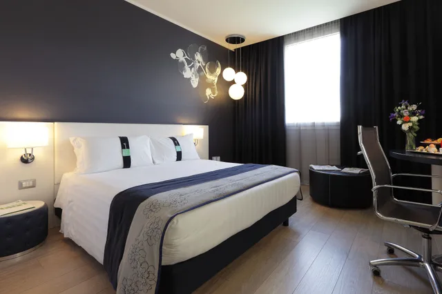 غرفة قياسية بسريرين منفصلين، Holiday Inn Milan Nord Zara 1/7
