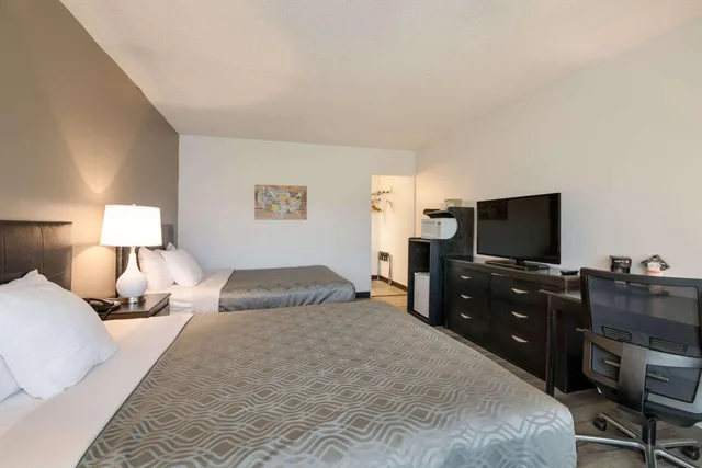 Room, 2 Queen Beds, Econo Lodge Auburn I-95 1/3